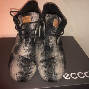 Size 10 in women’s. High heel toms.